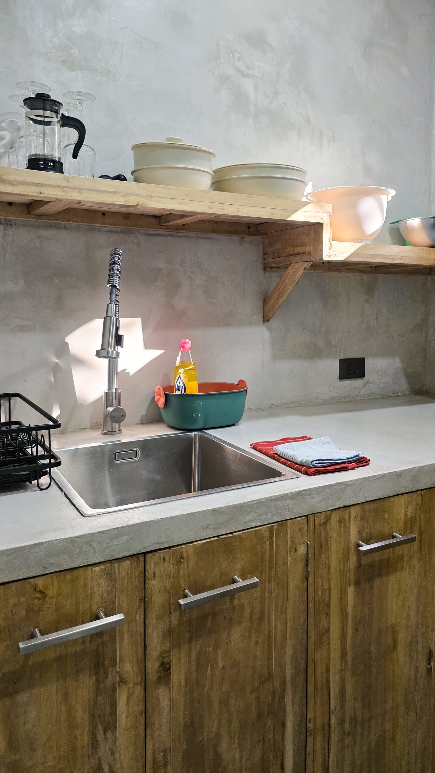 Kitchen sink and concrete counter